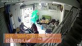 惊险！4人悠闲打麻将 被轿车撞开卷闸门怼至墙角