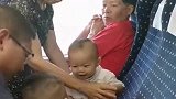 旅途中的同道中娃，一见面先吼一声，旁边大爷都吓成这样了！