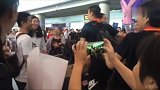 中国女篮女足亚运齐归来 球迷机场热情迎接