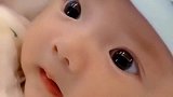 水灵灵的大眼睛，下一秒宝宝呆萌反应，瞬间被萌炸了