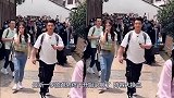 baby录制跑男被偶遇，站在栏杆旁边的她，瞬间暴露真实身高