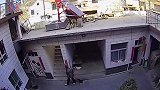 山西一狗狗屋顶玩耍失足坠落被吊半空，监控拍下惊险一幕