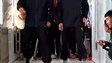 下雨天武校学生楼道训练，少年们小试身手