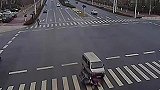 闯红灯的代价，彻底被教育了！