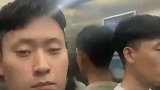 男子和朋友一起坐电梯，没想到男子突然叫朋友老公