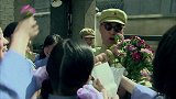 将军：司令员开车出门，回来一看傻眼了，送花女同学包围他