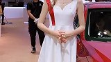 后面小伙子看够了没有？