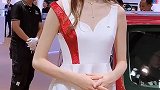 后面小伙子看够了没有？