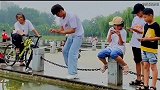 90个看着都疼的失误瞬间，小姐姐被大鹅追，原谅我不厚道的笑了