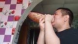 都说战斗民族壮如熊，小哥做的“俄式”热狗两只手都拿不住