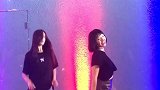 姑娘组合跳舞，音乐很带感，配上舞蹈简直完美！