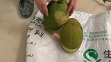小伙街头买了几个小菠萝蜜，打开后全是这样的，真是便宜没好货！