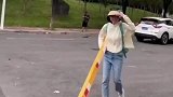 女子撞歪学校道闸杆赔钱后拿杆子准备卖掉