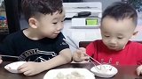 相差2岁的兄弟俩，比赛吃饺子，接下来一幕，看完一定忍住别笑！