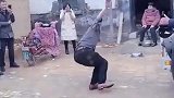 大哥见到奶奶，高兴的摔了跟头