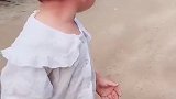 女儿竟然要喂狗狗吃石头，还好妈妈跟她说狗狗是不吃石头的