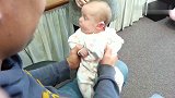 先天失聪的宝宝带上人工耳蜗，第一次听到声音，一脸懵的看着爸爸