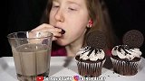 美女试吃奥利奥奶油纸杯蛋糕