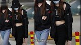 Baby也太会炫腹了吧，宽松装也能穿出纤细感，造型暗黑又帅气