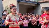女儿出嫁当天，临别时给聋哑爸妈表演手势舞，父母都已哭成泪人！