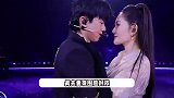 张杰谢娜时隔15年同台跨年，夫妻俩跳双人舞，在上万观众面前上演错位吻