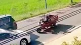 村道超车需谨慎！三轮车直接被撞后退数米远，这能全怪轿车吗？