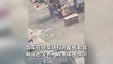 货车违规作业不收尾板，女子骑车一头撞上，头盔在关键时期救其命