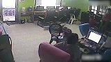 网吧闯入一条蛇，咬住男子屁股，男子反应瞬间鬼畜