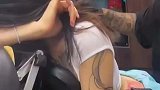 女儿赚了第一桶金，就来到了这种地方