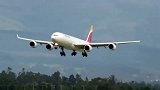 这架客机在空中是遭遇到了什么？连机翼都受损了
