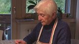 艾米莉奶奶最喜欢的事就是与家人一起分享自己亲手做的提拉米苏蛋糕