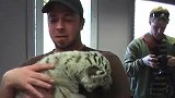 饲养员要离职，小白虎死死抱着奶爸不撒手，看完让人泪目！