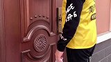 外卖小哥给金毛非凡送餐，看结果发生了什么，你们都忍住别笑