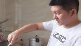 帅哥在厨房做饭，美女挑三拣四，听完这话我忍不了了！