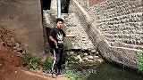 小伙用强磁到闸门口下的深坑打捞，从里吸出了什么？小伙直呼宝贝