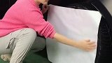 今天天气有点冷 穿了一件粉色的小毛衣出来