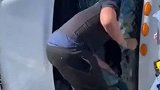 美国：一男子徒手砸开翻倒卡车的挡风玻璃救出被困司机