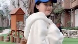 小区楼下的辣妈很会臭美，上身保暖下装清凉难道不冷吗