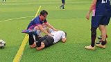 注意安全！央视主持白岩松踢野球时不慎滑倒