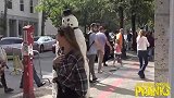 街头雪人恶作剧，假扮雪人吓路人，美女被吓得不轻