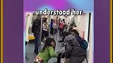 女孩蹲下来给一个不认识的男孩系鞋带