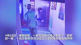 女子宾馆过道上发觉身后异常，转身一看后面的男子鞋都吓飞了