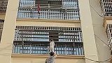 男童悬挂防盗窗，邻居和物业托举救人