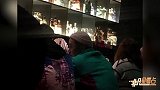 蒋劲夫酒吧被偶遇穿显眼绿外套与朋友相谈甚欢