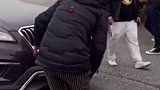 网友：这可是全球限量保险杠，赔钱吧！ 拦车 翻车