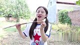 妈妈出门留下两根香肠，哥哥带妹妹一起去烤香肠吃，烤香肠真好吃