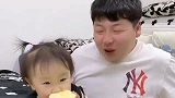两岁萌宝嫌弃爸爸太能吃：你不能再吃了，脑袋都吃胖了！太真实了