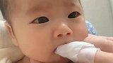 老公给宝宝洗嘴巴