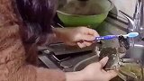 媳妇刷螃蟹，还真有两把刷子