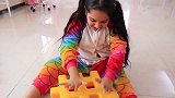 小女孩给妹妹搭建小房子，自己去玩手机，结果妹妹不见了